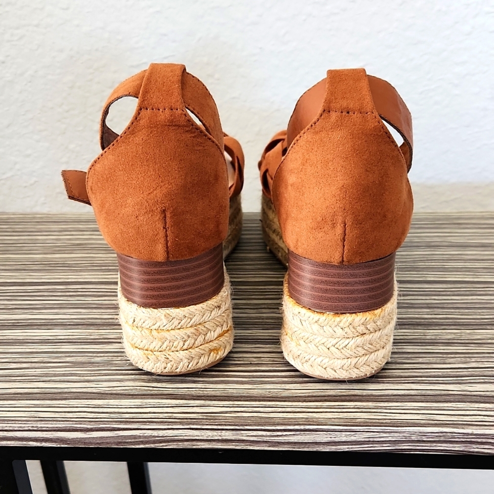 NWOT..Just Fab platform sandals - Picture 4 of 10